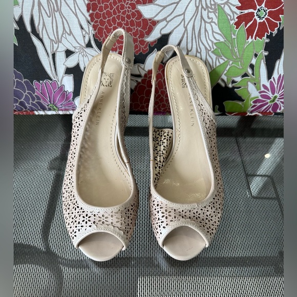 Anne Klein Cream Sling Back Peep-Toe Pumps size 6 - Picture 2 of 10